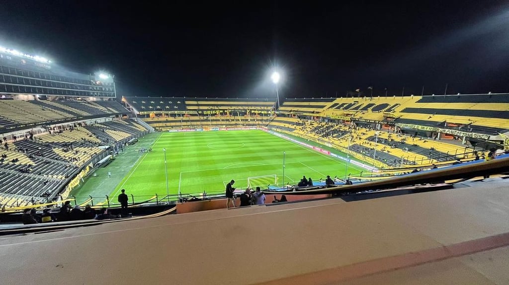 Estádio Campeón del Siglo, casa do Peñarol, visto em dia claro com arquibancadas e gramado em destaque