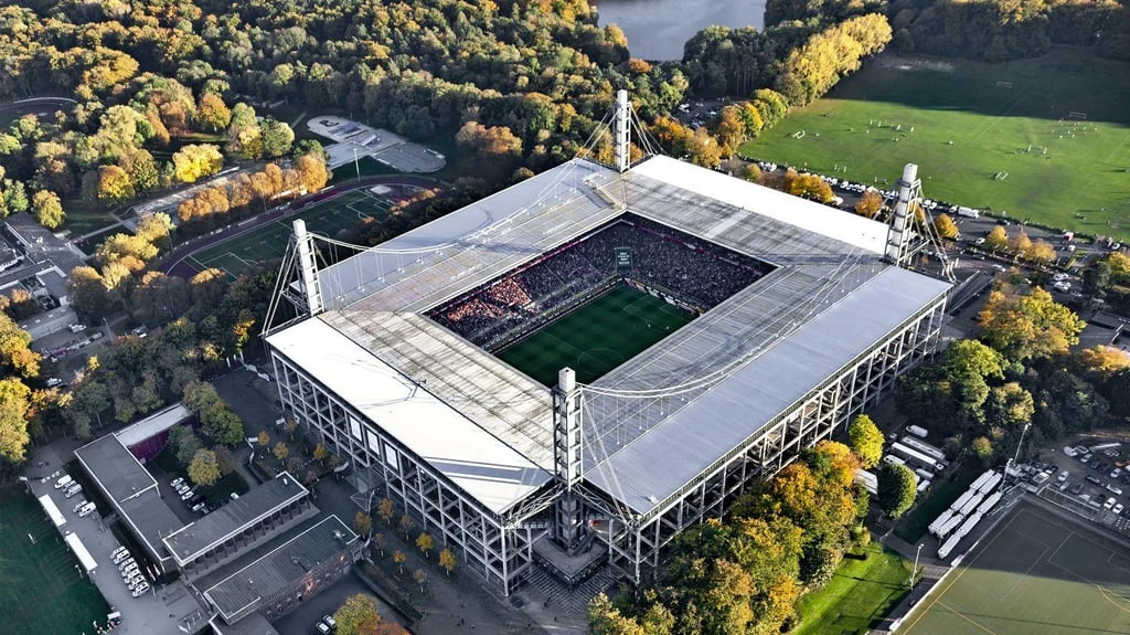 Luftaufnahme des RheinEnergieSTADIONs in Köln mit gefüllten Tribünen und Spielfeld, aufgenommen während eines Spieltags des 1