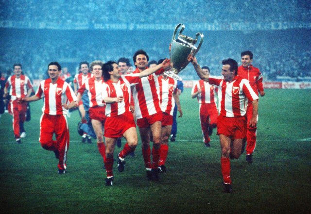 Die Mannschaft von Roter Stern Belgrad auf dem Spielfeld im Stadion Rajko Mitić vor einem Spiel.