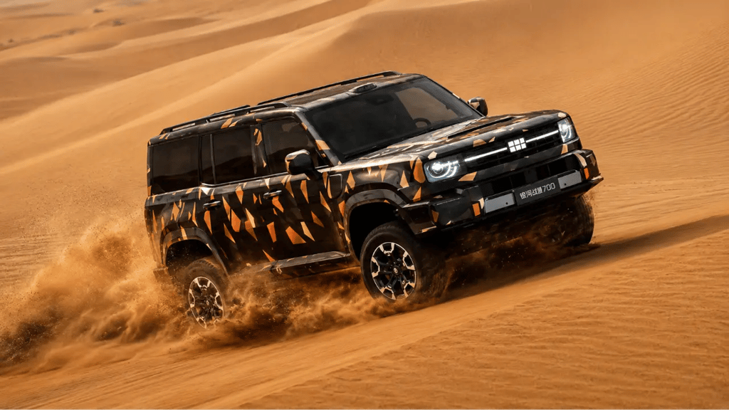 Geely Cruiser 700 atravessando dunas no deserto com visual off-road e alta performance