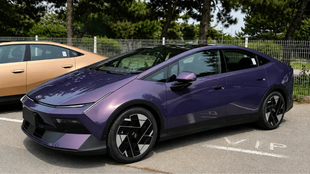 Hyundai Ioniq V na cor roxa com design fastback durante testes na China