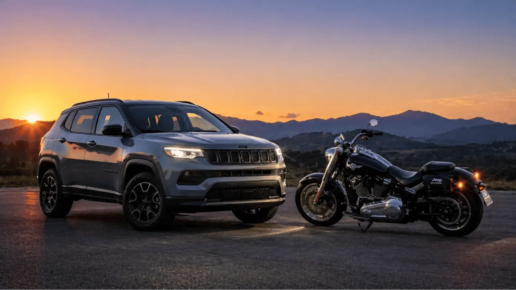 SUV Jeep e motocicleta Harley-Davidson juntos em cenário externo ao entardecer durante parceria de 2