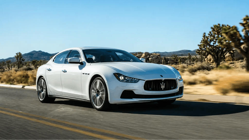 Maserati Ghibli branco em estrada desértica com visual esportivo de luxo
