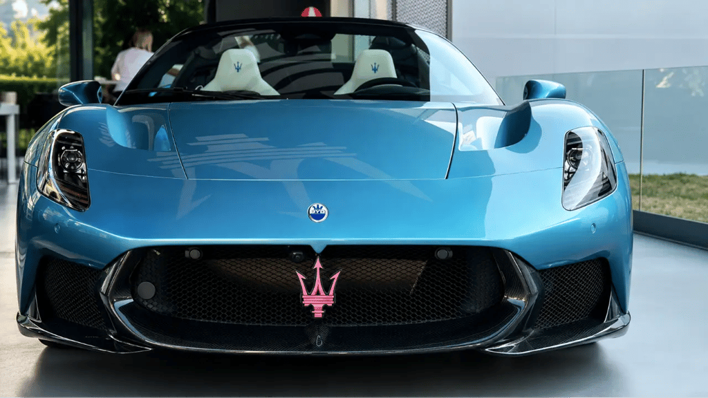 Maserati MCPura exibe frente agressiva em showroom durante apresentação oficial