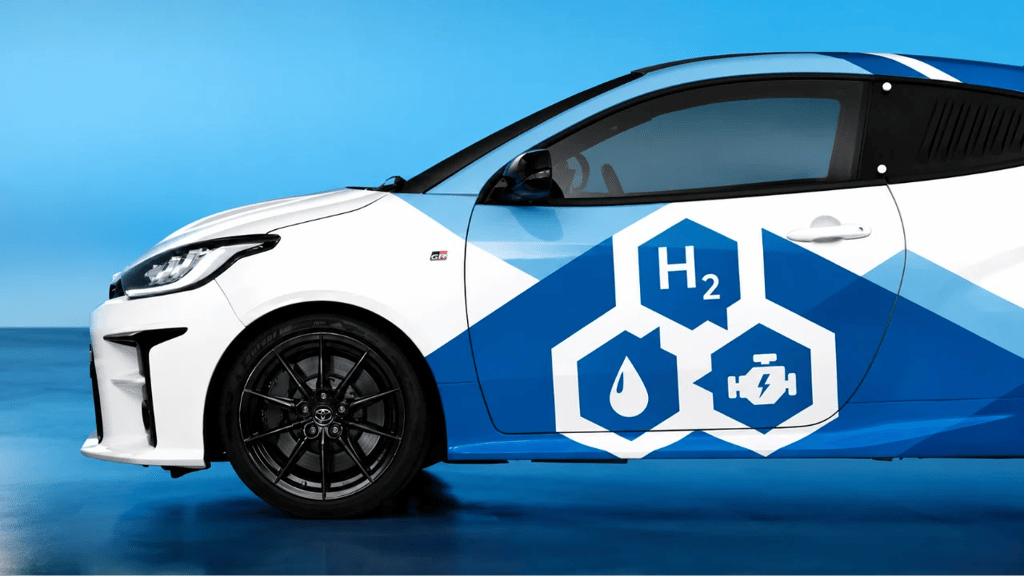 Carro da Toyota movido a hidrogênio com visual H2 e tecnologia sustentável.