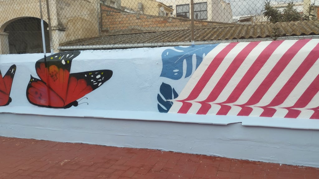 graffiti mural escuela mariposas tramas colores