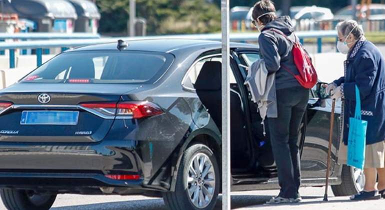 Dos mujeres montandose en un VTC para llegar a su destino