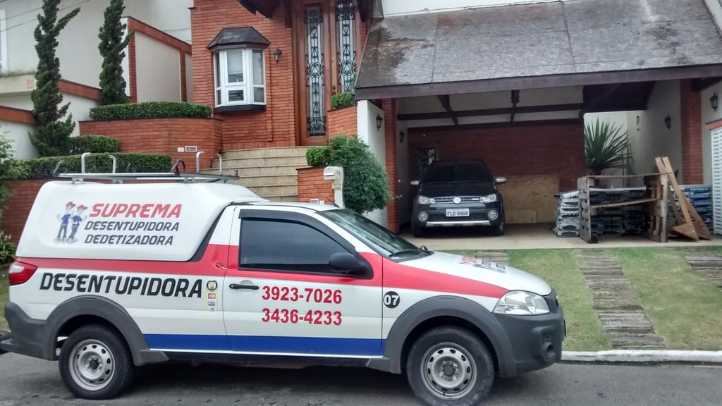 carro da empresa de desentupimento