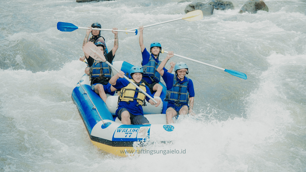 Elo Rafting – destinasi favorit untuk aktivitas arung jeram di Jawa Tengah.