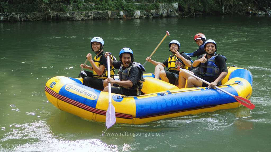 keseruan peserta menikmati serunya rafting sungai elo
