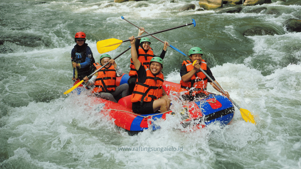 Peserta menikmati aktivitas Rafting Sungai Elo dengan arus tenang dan pemandangan alam indah