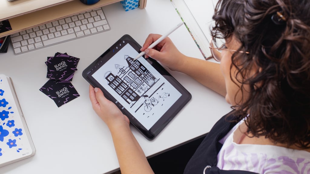 Fotografía de Blanca, fundadora de Blanck&White, dibujando en su ipad en su estudio de diseño, transmitiendo cercanía y profe
