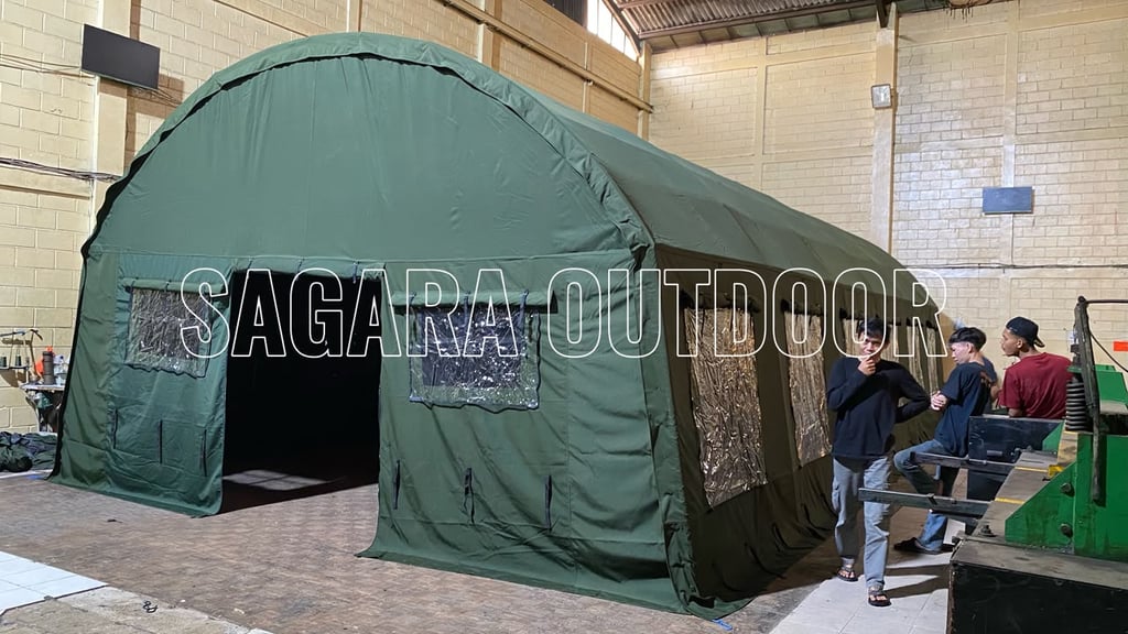 Tenda pengungsi berwarna hijau dan tahan air untuk kegiatan militer serta tempat penampungan darurat