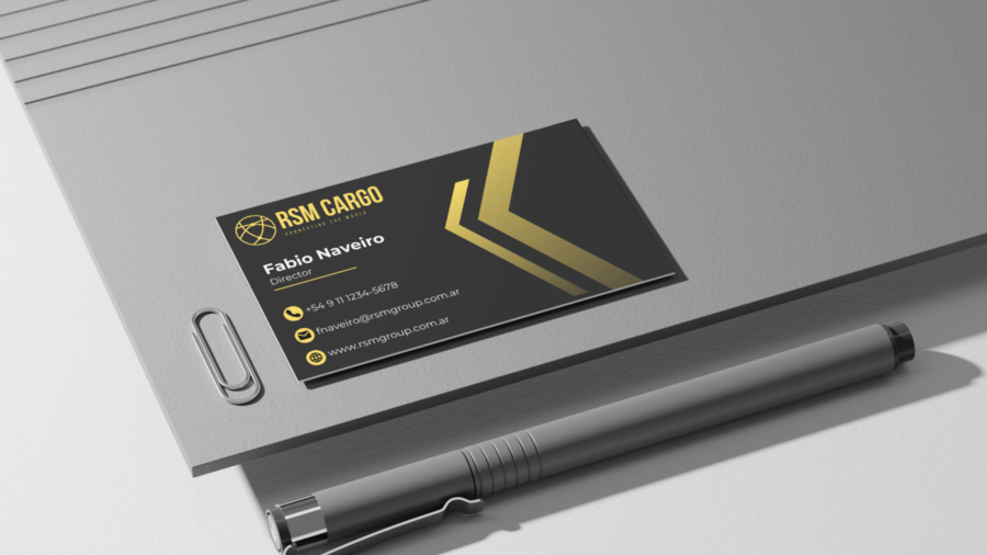 Tarjeta de presentación profesional en negro y dorado para RSM Cargo en una carpeta gris