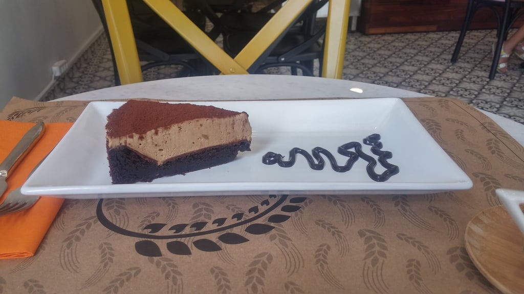 çikolata sosu ve tabakta coffee mousse (kafemus)