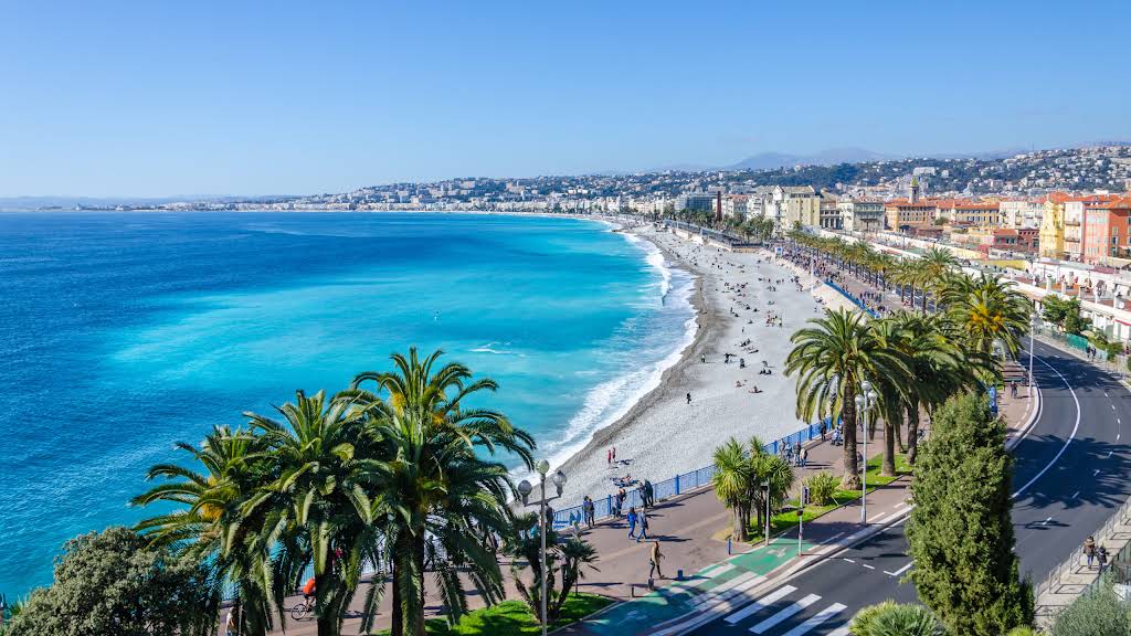 Vue en hauteur de Nice sur la mer, la plage, et la Promenade des Anglais