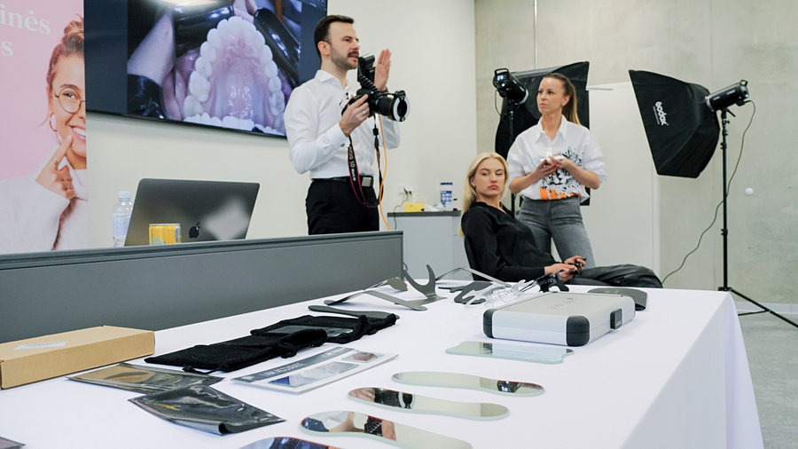 veidrodžiai, plėtlikliai, odontologinė fotografija