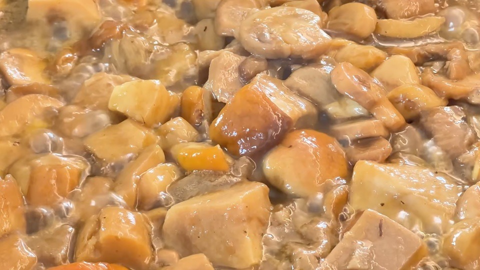 Cuoce i funghi fino a quando saranno teneri e l’acqua di vegetazione sarà completamente evaporata