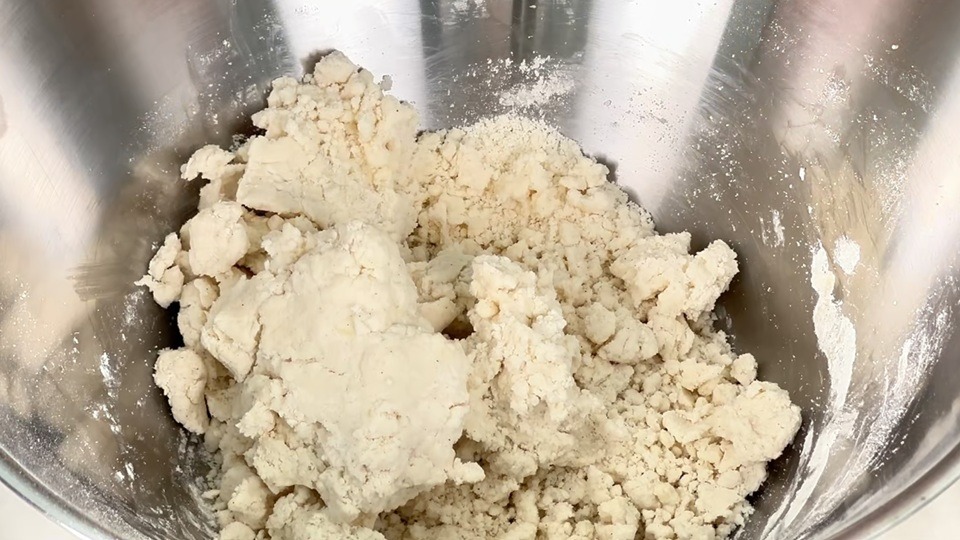 Impasta fino a ottenere un composto liscio e non appiccicoso
