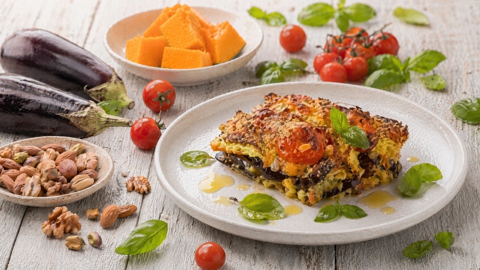 Sformato di verdure al forno con crema al pesto e crumble croccante