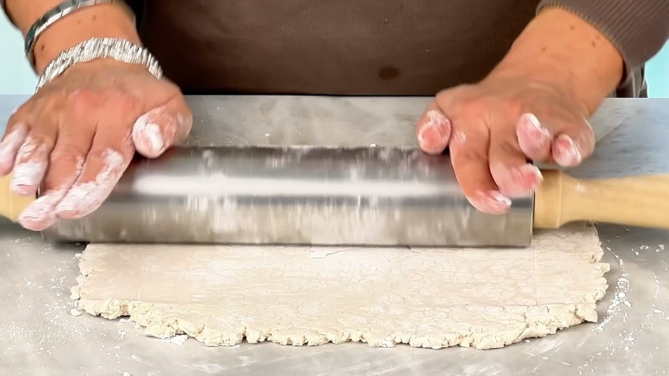 Stendi l’impasto con un mattarello