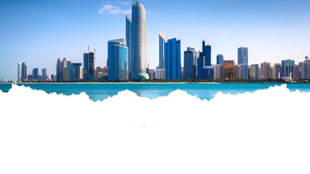Vista de Abu Dhabi a partir do mar, com o horizonte moderno da cidade.