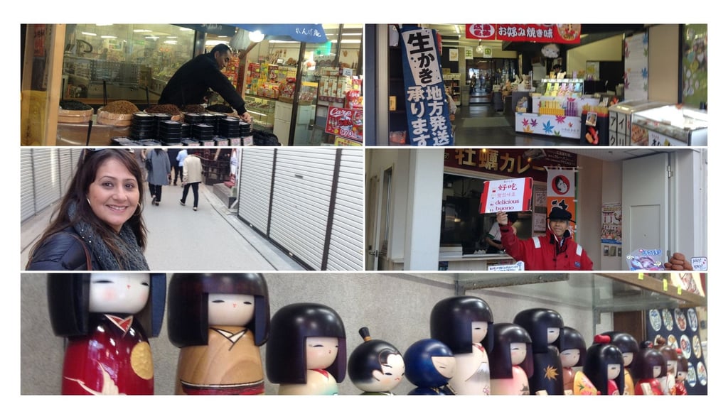 Foto da autora nas lojinhas em Miyajima.