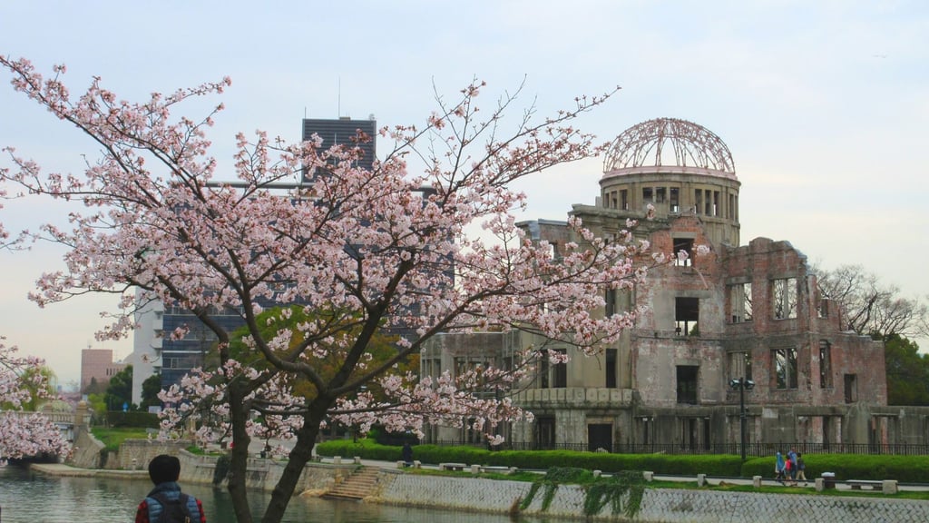 Foto de memorial da paz em Hiroshima, Japão.