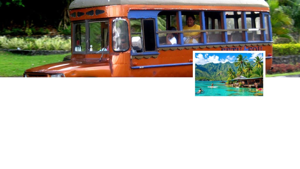 Vista de Pago Pago com ônibus turístico em primeiro plano, baía azul e montanhas verdejantes ao fund