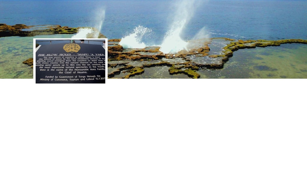 Blowholes em ação na costa de Nuku’alofa, Tonga, com jatos de água subindo ao céu e mar azul.