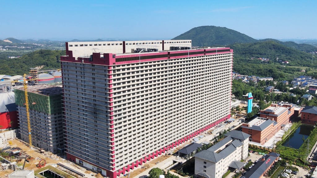  China's 26 storey pig farm skyscraper for 650,000 animals