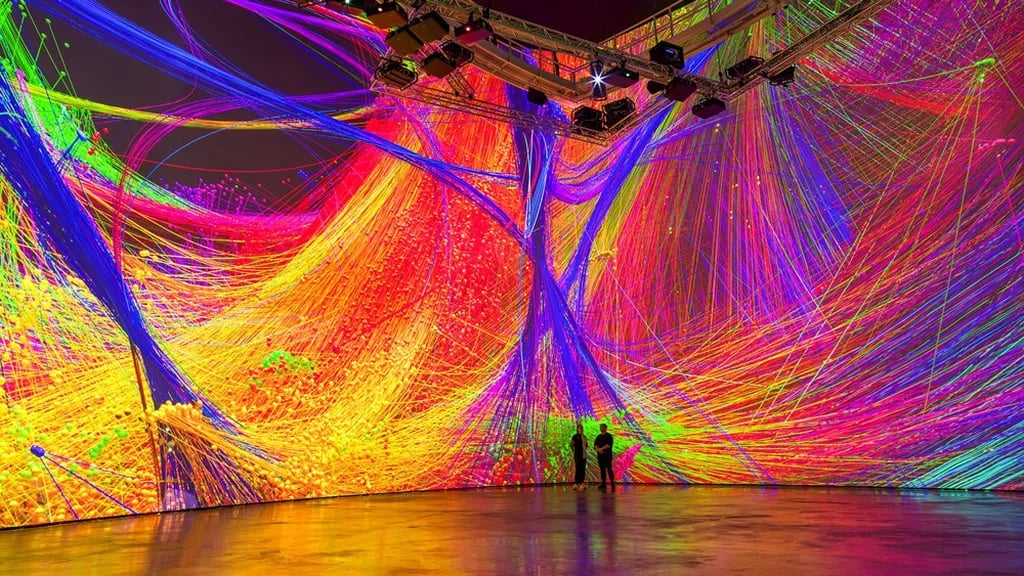 Instalação de arte digital imersiva de Refik Anadol em um espaço urbano.