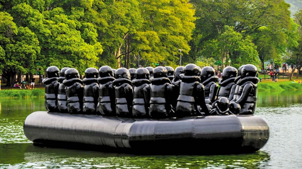 O artista plástico chinês Ai Weiwei criou um bote inflável para divulgar a sua exposição “Ai Weiwei 