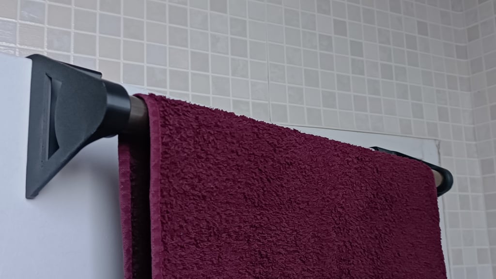 Porte-serviette sur mesure imprimé en 3D installé dans une salle de bain