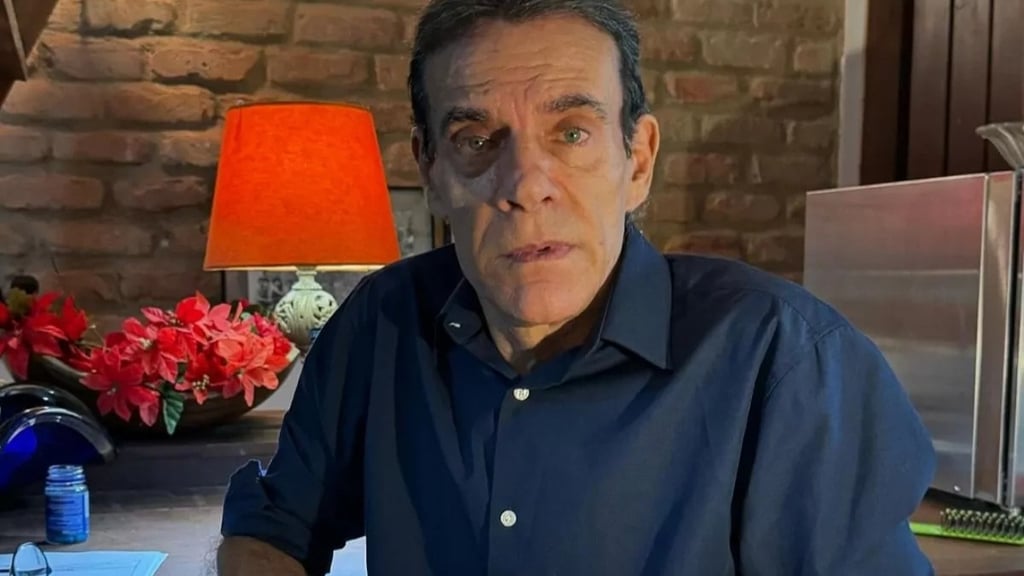 Mario Otavio olhando diretamente para a câmera, com uma expressão séria.