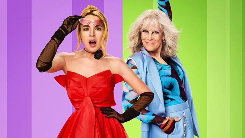 Lindsay Lohan e Jamie Lee Curtis posando engraçadas em frente a um fundo vibrante.