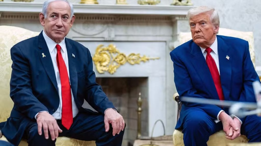 Foto de Trump e Netanyahu apertando as mãos na Casa Branca