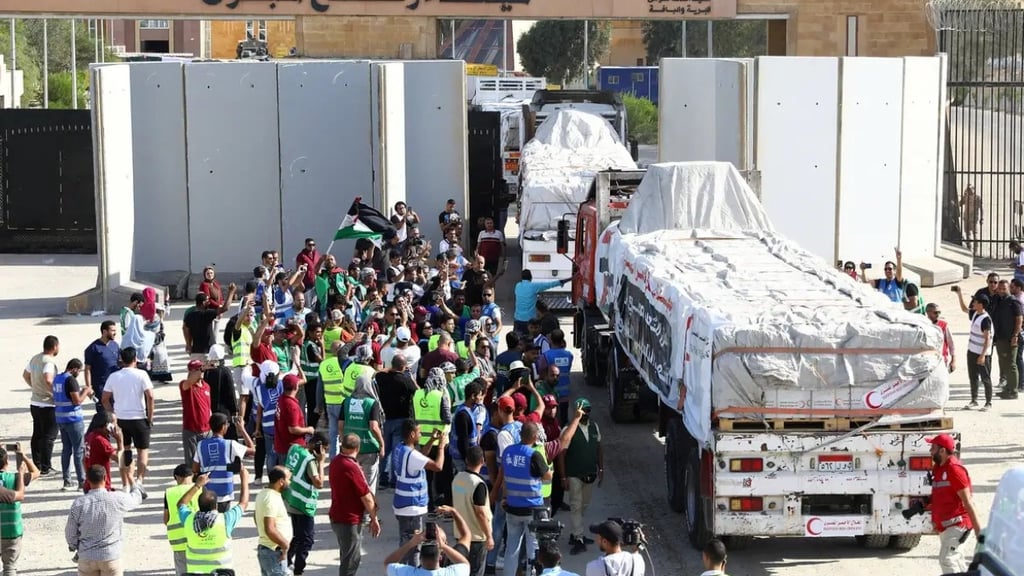 Civis em Gaza recebendo ajuda humanitária.
