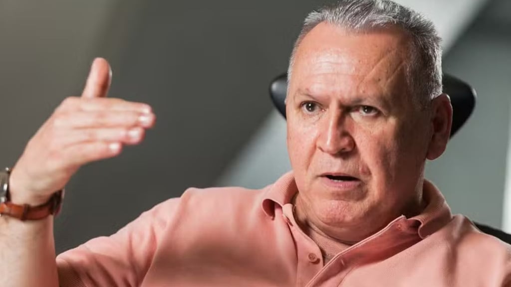 Sidney Oliveira vestindo uma camisa salmão, gesticula enquanto fala.
