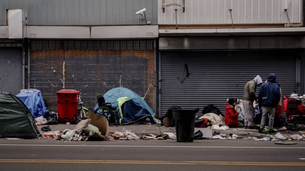 Fotografia de quarteirão em Kensington com ambulância e outreach de rua