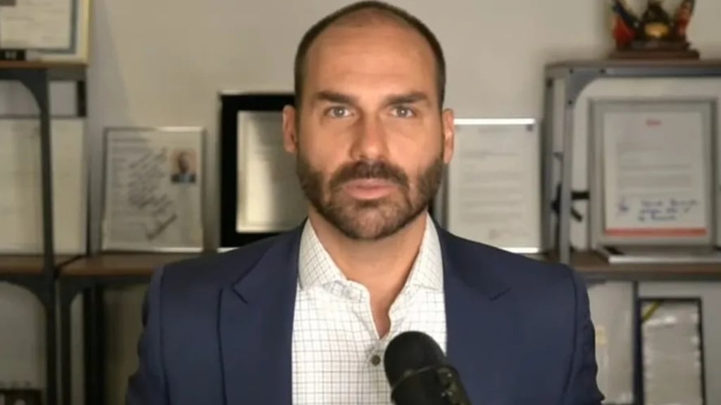 a man in a suit and tie is shown in this image