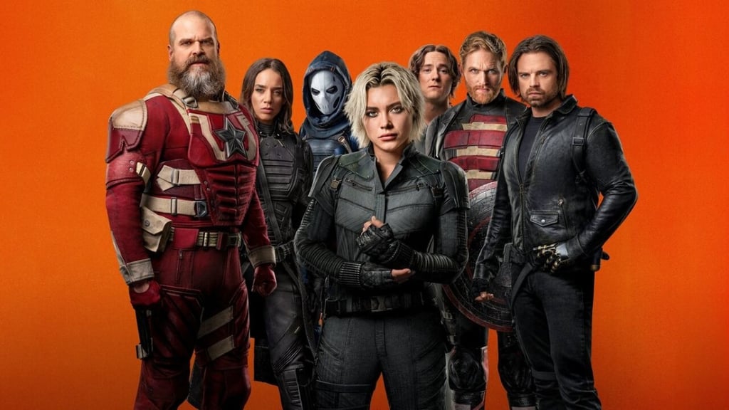 Sete personagens do filme Thunderbolts, em poses de ação, com um fundo laranja.