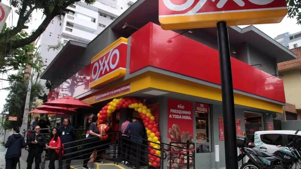  Fila de clientes na inauguração de uma loja de conveniência Oxxo no Brasil.