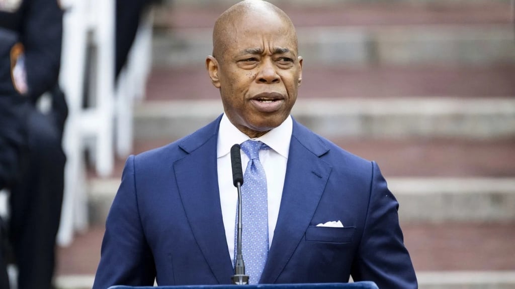 Foto de Eric Adams durante evento oficial