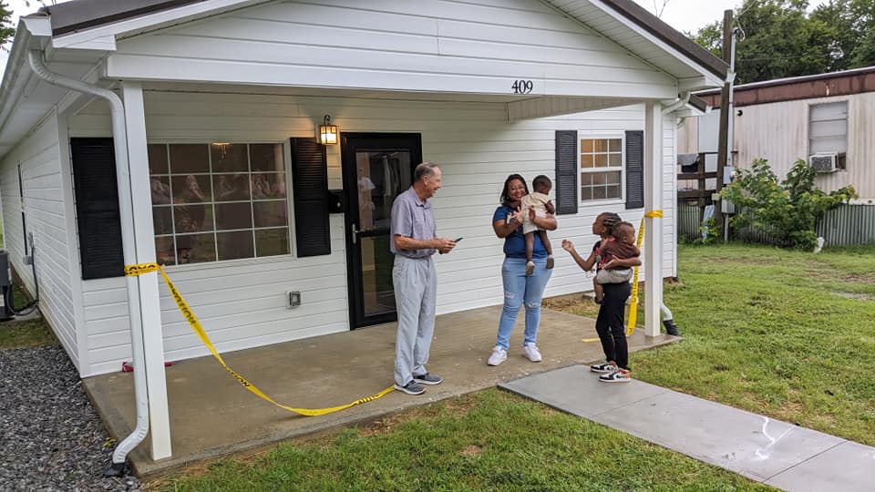 Habitat family ribbon cutting