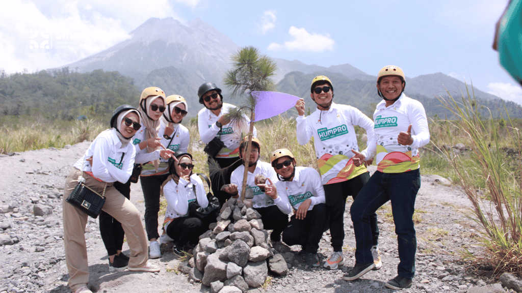 Peserta amazing race merapi jogja menyelesaikan misi pos terakhir