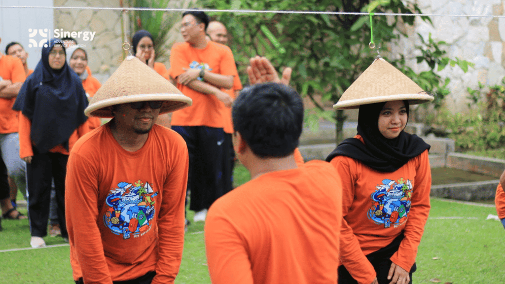 Permainan Caping Race salah satu games outbound jogja yang melatih komunikasi