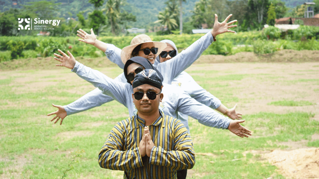 Foto bersama menggunakan baju adat jawa sebagai salah satu misi amazing race