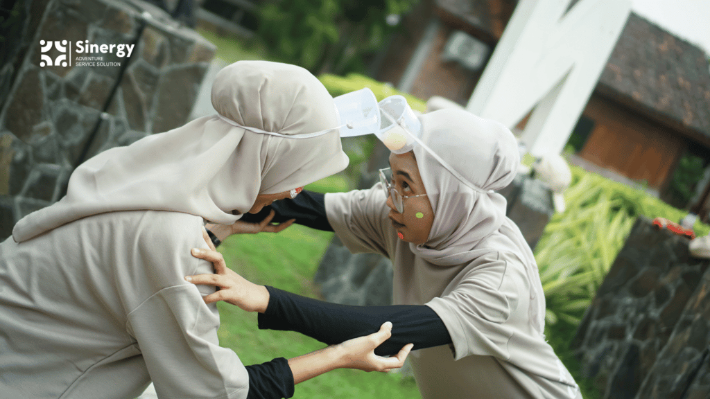 Permainan outbound jogja yang melatih kemampuan konsentrasi dan kerjasama tim