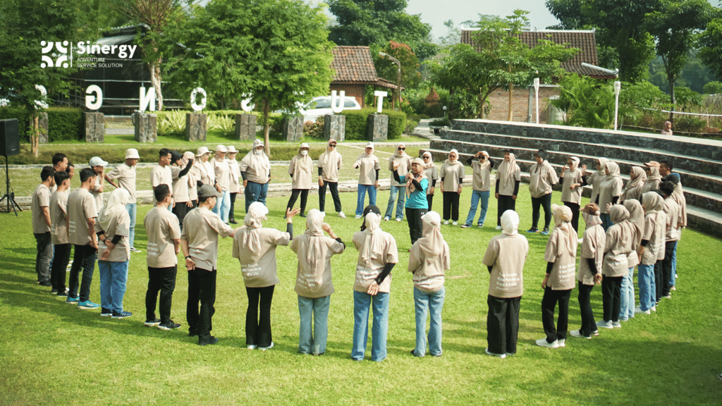"Peserta outbound di Jogja sedang mengikuti aktivitas team building di alam terbuka